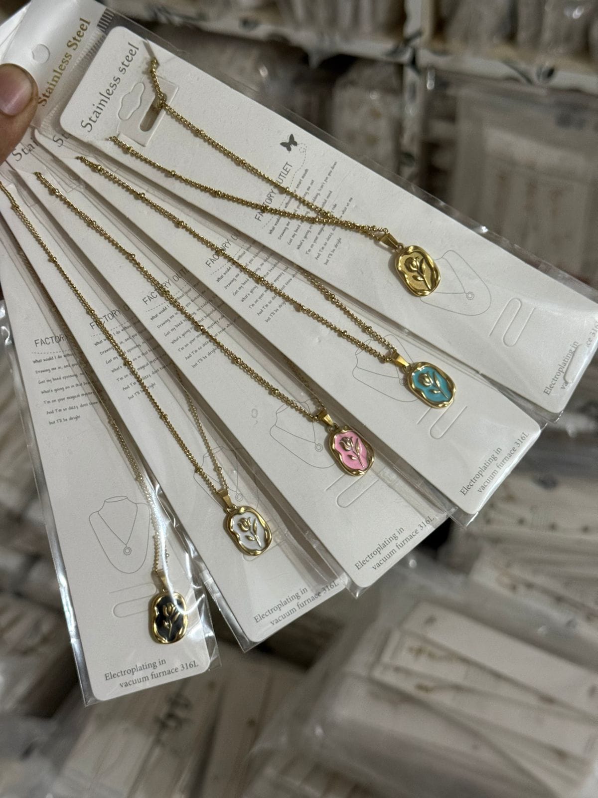 Elegant Gold Rose Pendant Necklace for Women – Minimal Floral Charm Jewelry